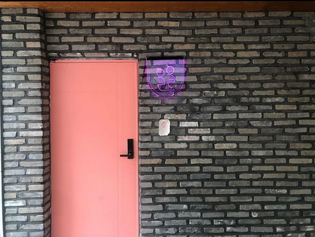 공방 입구 간판 현판 명판 조명 아크릴네온 네온사인