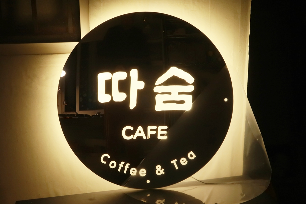 트렌디한 간판 소규모 매장 인테리어 007 거울과 조명을 활용한