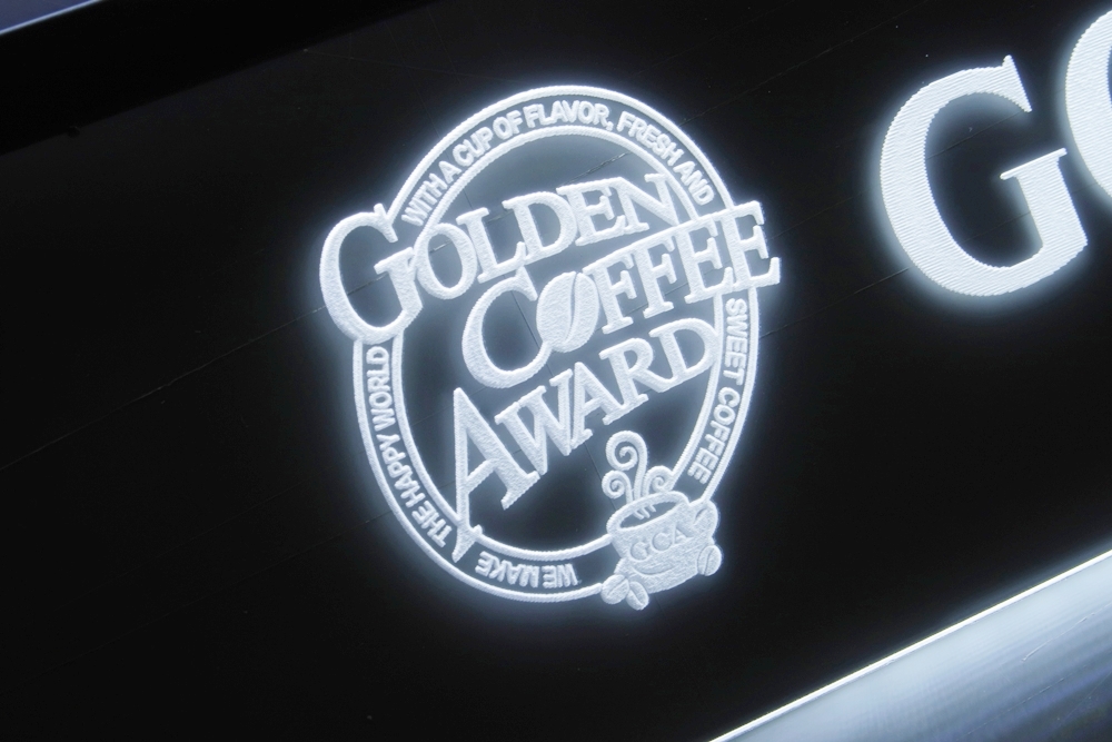 팝업스토어에 설치된 거치형 아크릴 LED 간판 006