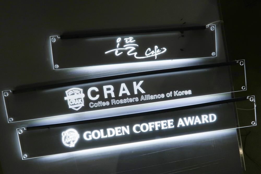 팝업스토어에 설치된 거치형 아크릴 LED 간판 007
