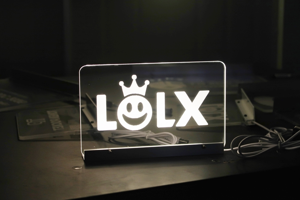 팝업스토어에 설치된 거치형 아크릴 LED 간판 009
