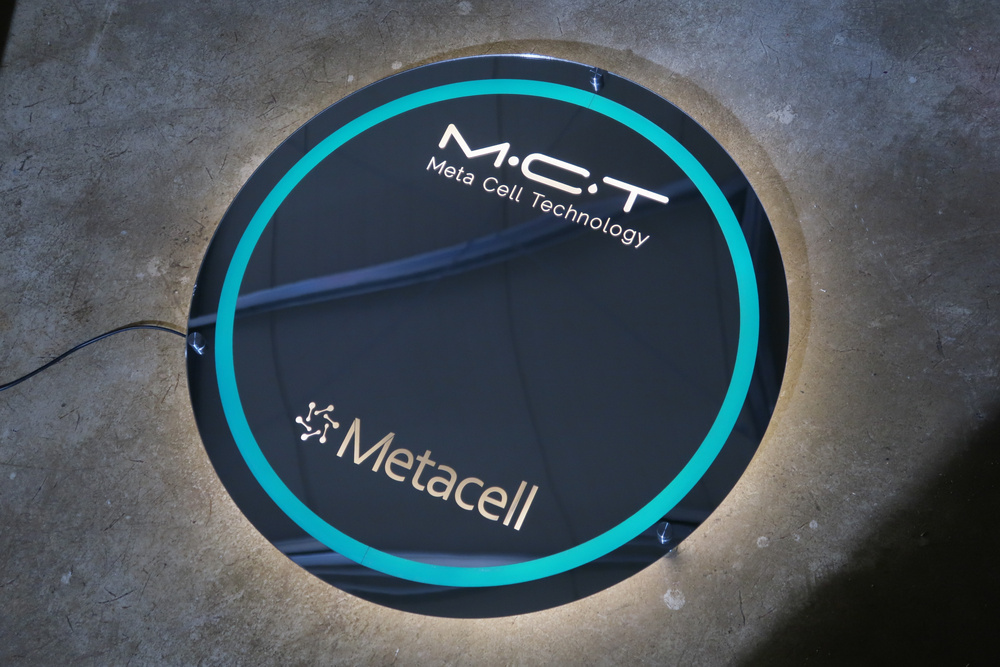 바이오기업 Metacell 로고 거울사인 제작사례 02