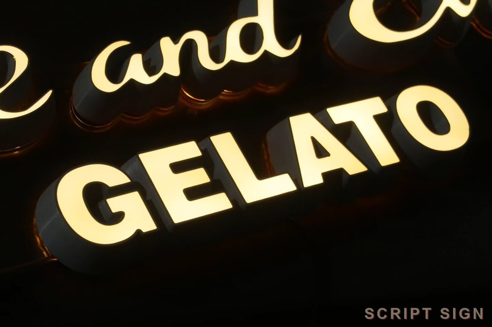 전구색 필기체 레터링과 GELATO 세리프 글자 점등 클로즈업