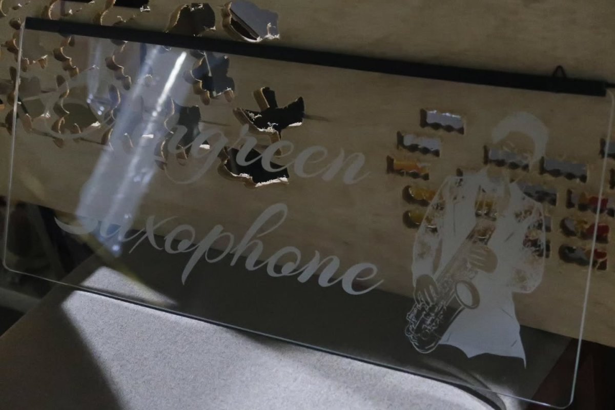 Evergreen Saxophone 조명을 끈 모습