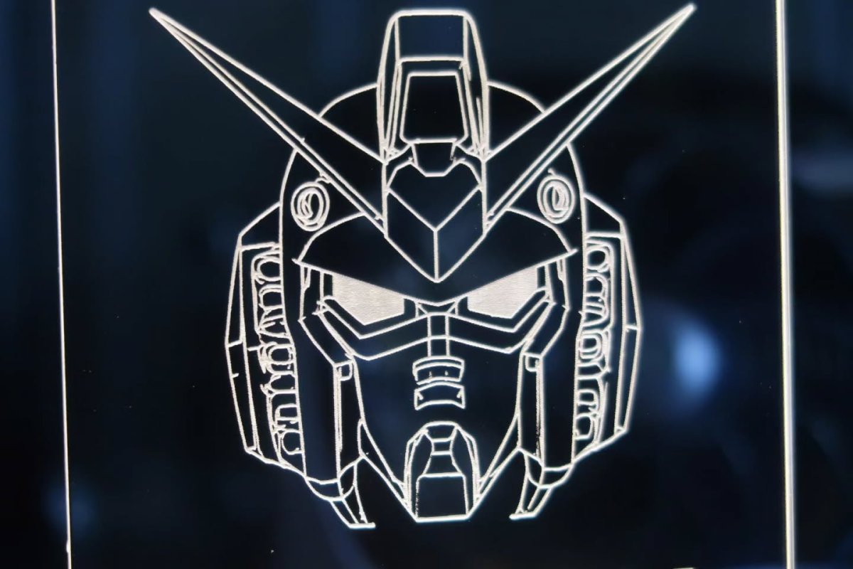 GUNDAM 얼굴 선화 조각 확대