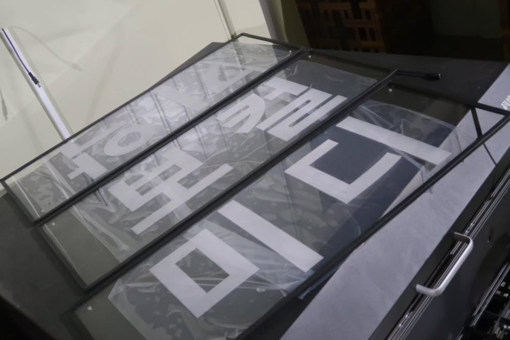 창문-간판-글자-레이저-조각-01.jpg