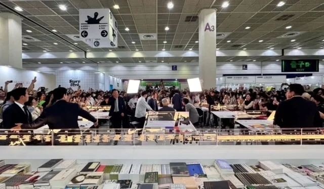 역대급으로 인기가 많았던 이번 코엑스 국제도서전에 공간 기획/컨설팅 계의 메시이자 호날두.. @layerslab_creator @loftbooks_seoul 의 평산책방x돌베개 부스 디자인을 위해 포인트 사인물 여러점 제작하였습니다. 벌써 10년 가까이 꾸준한 제작 항상 감사드립니다!

#부스디자인
#전시회인테리어 
#아크릴led사인
#도서전시
#책방인테리어