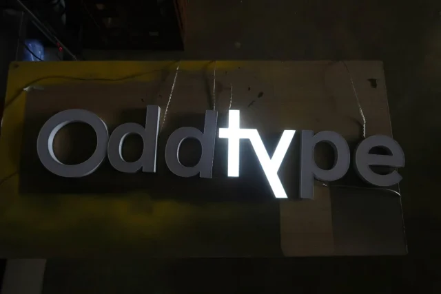 한글자씩 작업한 3d프린팅 led 글자들입니다. 
뒷판 거울아크릴을 사용해서 빛이 낭비되지 않고 최대한 글자를 밝히는데 쓰이도록 하였습니다

#3d프린팅사인
#소형채널
#led레터링
#백화점간판
#실내간판