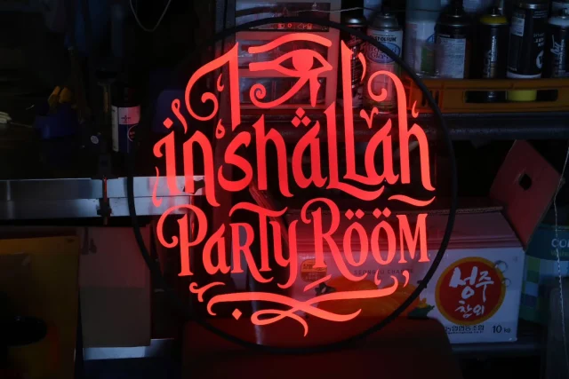 inshallah PARTY ROOM의 원형 아크릴 LED 사인입니다.

전면에서 보이는 테두리 폭은 1cm로, 이 슬림한 테두리 안에 LED가 숨어 있습니다. 글자와 장식 문양에는 붉은 조명을 적용했습니다.

곡선이 많은 글자와 작은 장식까지 아크릴에 각인했습니다.

검정 테두리 안에 광원을 숨겨 각인한 부분이 붉게 빛나고, 글자 사이로는 뒤편이 그대로 보입니다.

#아크릴LED사인 #원형간판 #파티룸간판 #실내간판 #인샬라 

청렴 토크콘서트용으로 제작한 아크릴 LED 사인입니다.

오렌지색과 전구색 조명을 그라데이션으로 적용했습니다. 아크릴 외곽도 글자 배치에 맞춰 높낮이가 있는 형태로 가공했습니다.

글자의 윤곽을 따라 각인해 선이 빛나는 형태로 제작했습니다.

글자 안쪽과 주변은 투명하게 보이며, 하단에 발판을 부착해 세워두고 사용할 수 있습니다.

사인 하단의 알루미늄 바닥에 부착하는 발판입니다.

세워서 사용할 때 양쪽에 붙이고, 필요하지 않을 때는 떼어둘 수 있도록 탈부착 방식으로 제작했습니다.

#무대사인 #행사간판 #스탠드간판 #행사소품 #무대간판

쇼윈도에 설치하는 한아름부동산의 아크릴 LED 창문간판입니다.

유리창 사이즈에 맞춰 제작했습니다. 틀 자체에도 문양을 넣어 테두리까지 빛나는 액자프레임처럼 표현했습니다.

상호는 윤곽선만이 아니라 면 전체를 각인해 글자 전체가 빛나도록 제작했습니다.

가까이에서 보면 촘촘한 각인 결이 보입니다. 투명아크릴 5mm 로 제작되어 뒤편이 비치는 창문간판입니다.

#LED아크릴간판 #창문간판 #쇼윈도간판 #부동산간판 #공인중개사간판

상호 아래에는 필수적인 "공인중개사사무소" 문구와 작은 장식을 배치했습니다.

굵은 글자뿐 아니라 가는 곡선으로 된 문양도 빛나도록 각인했습니다.