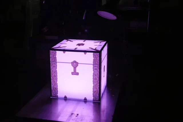 전통문양이 들어간 함 모양으로 내부에 RGB 조명과 근접 센서를 넣어 위에 드론이 착륙하는 쇼케이스에 사용될 라이트박스 입니다. 

전통 함의 문양을 실사출력하여 광확산 소재의  라이트박스에 붙여주었습니다. 모서리 빛이 드러나지않도록 모든 모서리를 불투명 마감하였습니다. 

모든 면이 한판씩 제작되어 주사위 모양으로 조립됩니다. 은근히 손이 많이가고 치수 민감도가 높아 제작할때 집중력을 요구합니다. 그래서 작업장에선 집중도를 높일수 있는 음악이 항상 흐르고 있습니다. 

온도 감지와 움직임 감지는 방식이 달라 용도에 맞는 센서를 적용해줍니다. 여기 사용된 센서는 반응시간, 감도, 거리를 단계별 조절이 가능합니다. 

광확산 pc소재는 왠만하면 파손되지 않습니다. 망치 같은걸로 골프스윙하지 않는 이상 실상활에서 파손될 우려는 거의 없습니다. 

#라이트박스
#큐브간판
#박스조명
#큐브사인
#led박스